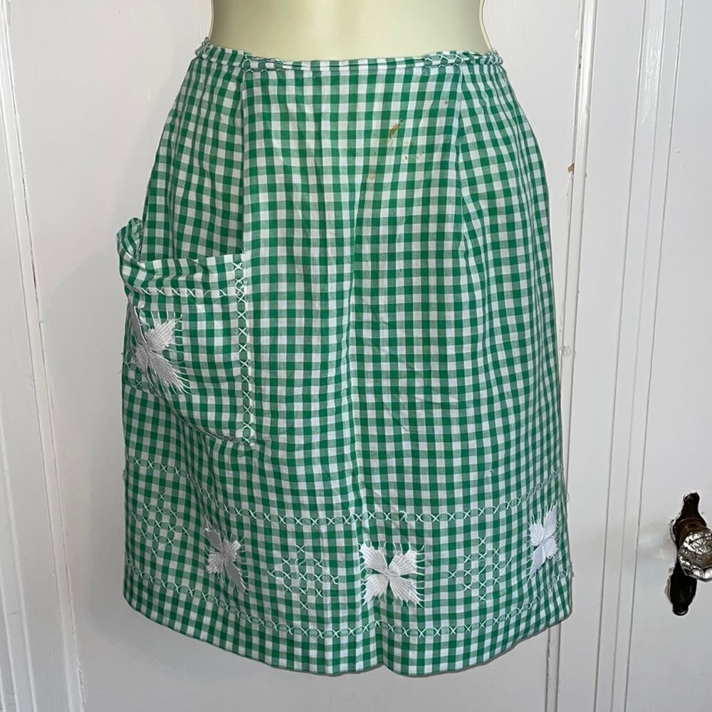 Sweet Vtg green & white checked apron with crochet hem